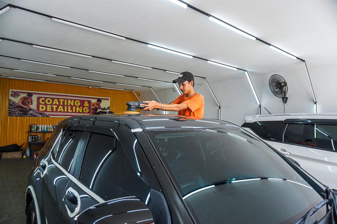 Coating dan detailing salon mobil di Rocket Carwash Cibinong