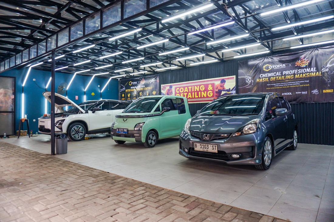 Fasilitas car wash premium Rocket Carwash — area indoor berpencahayaan LED